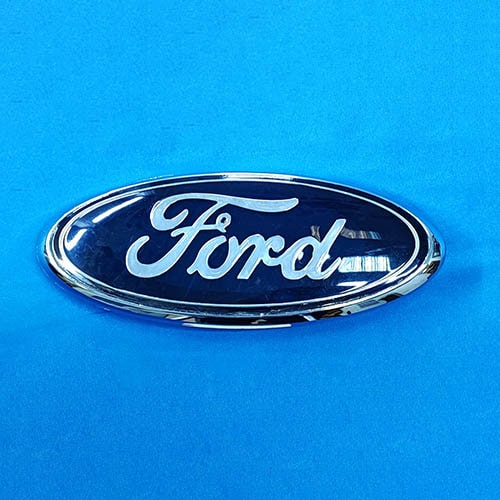 Эмблема "FORD" Форд Транзит 06-14 (передняя, дефект, 2112336)  купить в сети магазинов автозапчастей Транзит, цена 1 640 ₽
